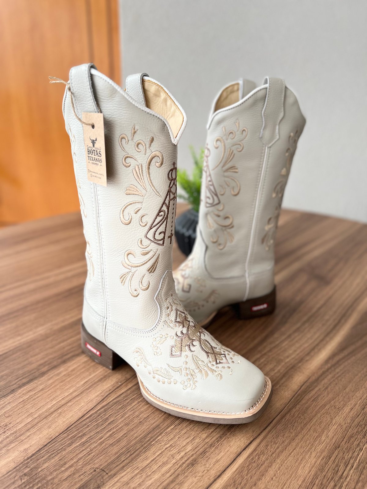 Texana Nossa Senhora – Couro Off-White/Bordado Padroeira